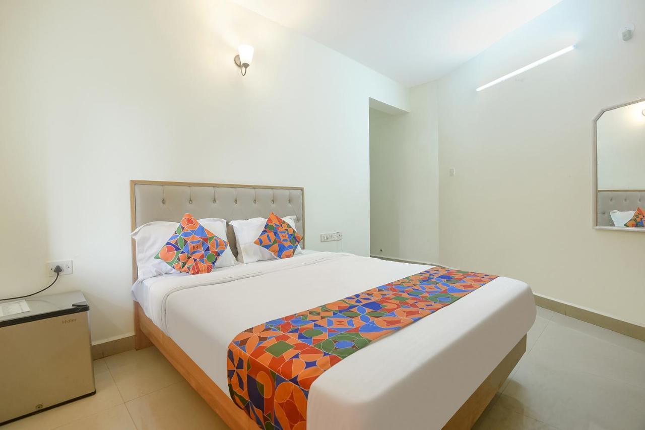 Fabexpress De Classio With Pool - Nr Candolim Beach Hotel Exterior photo